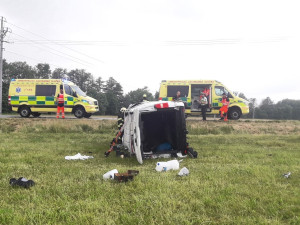 Dodávka se dvěma dospělými a sedmi dětmi vylétla ze silnice a skončila na boku v poli