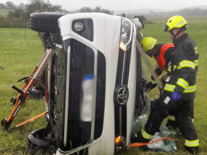 Dodávka se dvěma dospělými a sedmi dětmi vylétla ze silnice a skončila na boku v poli