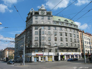 Plzeň přispěje na opravu nejstaršího měšťanského domu i na rekonstrukci balkonů v Mrakodrapu
