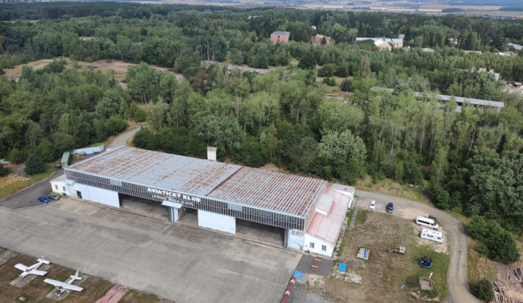 Lokalita u letiště Líně je zamořená zbytkovou kontaminací, stavbu gigafactory to neovlivní