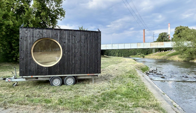 Unikátní pojízdná sauna zaparkovala na soutoku Mže s Radbuzou, Plzeňané ji mohou přes víkend otestovat