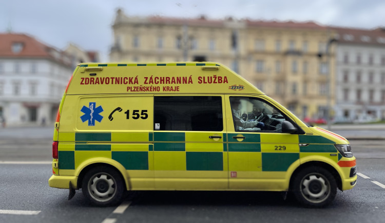 S vážným zraněním a v bezvědomí skončil senior, kterého na přechodu smetlo auto