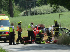 Při nehodě osobního vozu se zranil muž a čtyři děti, dva chlapce převezl do nemocnice vrtulník