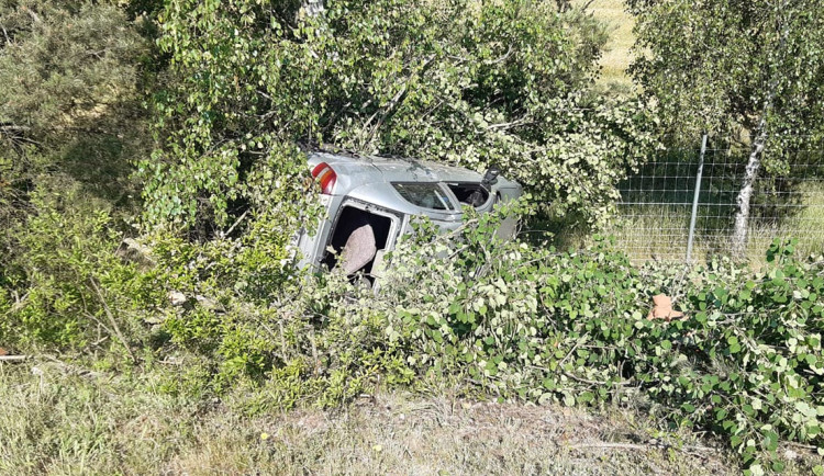 Jeden mrtvý a čtyři zranění, tragické nehodě na dálnici D5 předcházel náraz do svodidel ve vysoké rychlosti