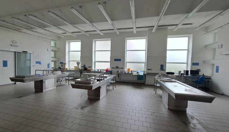 Patologové mají moderní pitevnu. Přibyly chladicí boxy i pietní místnost