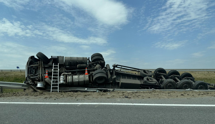 Na D3 se převrátil kamion, řidič skončil v nemocnici