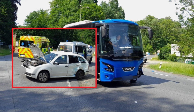 Autobus plný dětí se na křižovatce střetl s osobním automobilem. Jeho řidička nedala přednost v jízdě