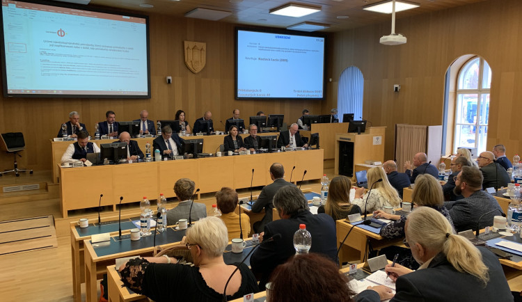 Zastupitelé řešili nelegální reklamu. Chtějí jasná pravidla pro odstraňování billboardů