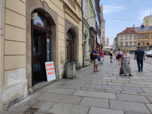 Místo espresso baru se zákusky stojí v místě legendární trafiky vietnamská večerka