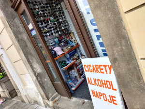 Místo espresso baru se zákusky stojí v místě legendární trafiky vietnamská večerka