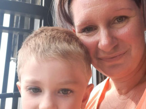 Život Sebastiána poznamenala dětská mozková obrna. V sedmi letech nemluví, sám se nepostaví a nechodí