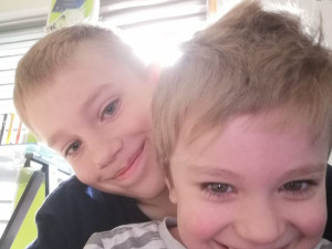 Život Sebastiána poznamenala dětská mozková obrna. V sedmi letech nemluví, sám se nepostaví a nechodí