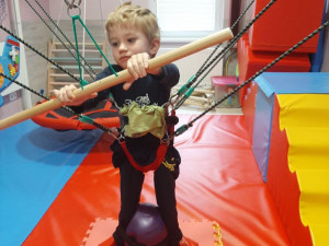 Život Sebastiána poznamenala dětská mozková obrna. V sedmi letech nemluví, sám se nepostaví a nechodí