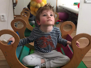 Život Sebastiána poznamenala dětská mozková obrna. V sedmi letech nemluví, sám se nepostaví a nechodí