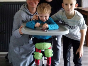 Život Sebastiána poznamenala dětská mozková obrna. V sedmi letech nemluví, sám se nepostaví a nechodí