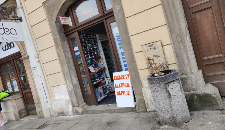 Místo espresso baru se zákusky stojí v místě legendární trafiky vietnamská večerka