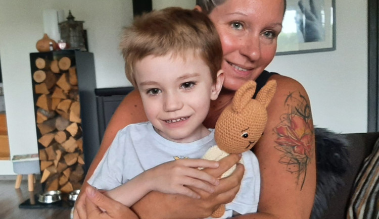 Život Sebastiána poznamenala dětská mozková obrna. V sedmi letech nemluví, sám se nepostaví a ani nechodí