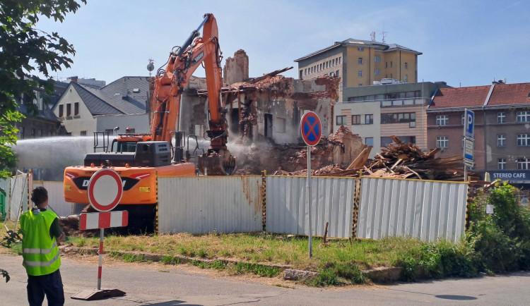 Chátrající dům s Večerníčkem na Papíráku mizí závratnou rychlostí