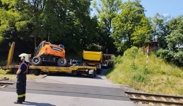 Na přejezdu ve Stráži se střetl vlak s náklaďákem, cestovali v něm i školáci na výlet