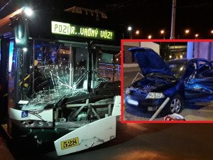 Trolejbus po střetu odmrštil osobní automobil přes chodník a zábradlí až na zeď s billboardem. Dva lidé se zranili