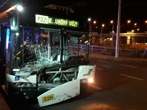 Trolejbus po střetu odmrštil osobní automobil přes chodník a zábradlí až na zeď s billboardem. Dva lidé se zranili