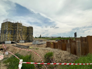 Stavbu nového mostního pilíře zachytil koncem května reportér Plzeňské Drbny