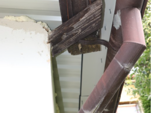 Pochybní dělníci naúčtovali seniorovi za zfušovanou opravu střechy stovky tisíc