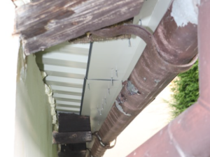 Pochybní dělníci naúčtovali seniorovi za zfušovanou opravu střechy stovky tisíc