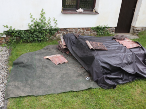 Pochybní dělníci naúčtovali seniorovi za zfušovanou opravu střechy stovky tisíc