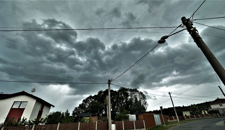 Přesně v 15 hodin se vytvořil tento mrak na Blovicku na jižním Plzeňsku