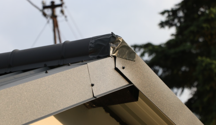 Pochybní dělníci naúčtovali seniorovi za zfušovanou opravu střechy stovky tisíc