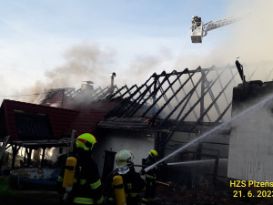 Těsně po ničivé bouři zasahovali hasiči u rozsáhlého požáru domu a stodoly. Škoda přesáhla dva miliony korun