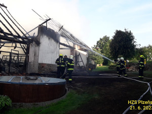Těsně po ničivé bouři zasahovali hasiči u rozsáhlého požáru domu a stodoly. Škoda přesáhla dva miliony korun