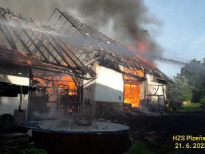 Těsně po ničivé bouři zasahovali hasiči u rozsáhlého požáru domu a stodoly. Škoda přesáhla dva miliony korun