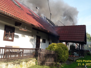 Těsně po ničivé bouři zasahovali hasiči u rozsáhlého požáru domu a stodoly. Škoda přesáhla dva miliony korun