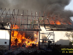 Těsně po ničivé bouři zasahovali hasiči u rozsáhlého požáru domu a stodoly. Škoda přesáhla dva miliony korun
