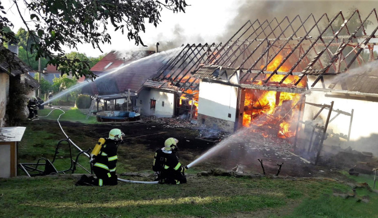 Těsně po ničivé bouři zasahovali hasiči u rozsáhlého požáru domu. Škoda přesáhla dva miliony korun