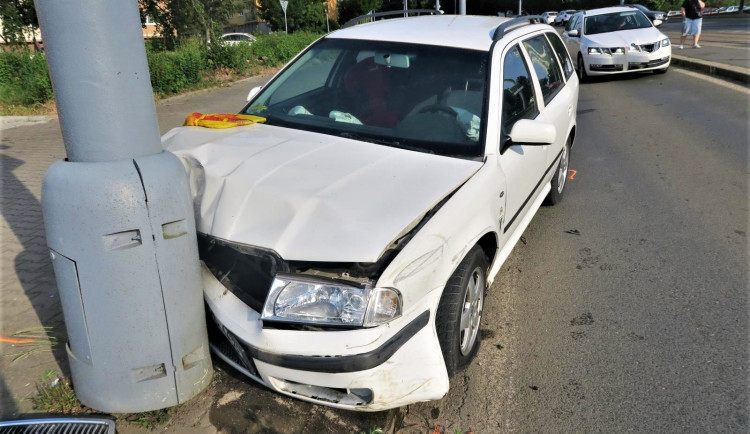 Opilá řidička vletěla s autem na tramvajový ostrůvek, kde čekalo několik osob. Měla v krvi čtyři promile