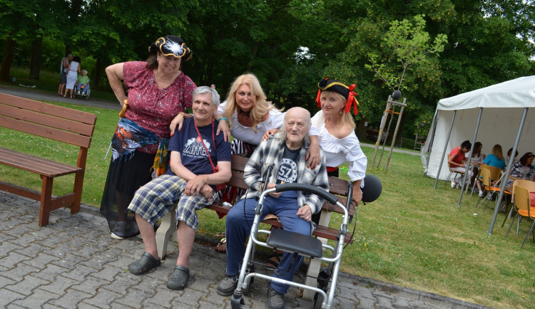 Piráti ze Čtyřlístku připluli na 24. ročník Zahradní slavnosti, senioři si užili den plný zábavy
