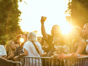 Léto v Prazdroji 2023: Prázdninové čtvrteční večery s devíti koncerty a skvělou zábavou