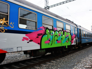 České dráhy bojují se sprejery i s pomocí speciálních nátěrů, testování se ujali studenti umělecké školy