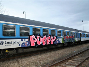 České dráhy bojují se sprejery i s pomocí speciálních nátěrů, testování se ujali studenti umělecké školy