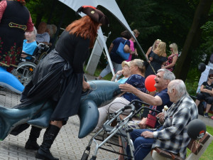 Piráti ze Čtyřlístku připluli na 24. ročník zahradních slavností, senioři si užili den plný zábavy