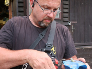 Ještěrka se neprotáhla otvorem v plastové nádobě