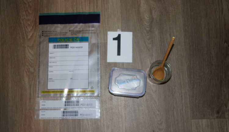 Kriminalisté zadrželi dealerku pervitinu před zraky její malé dcery, dopadli také dva zákazníky