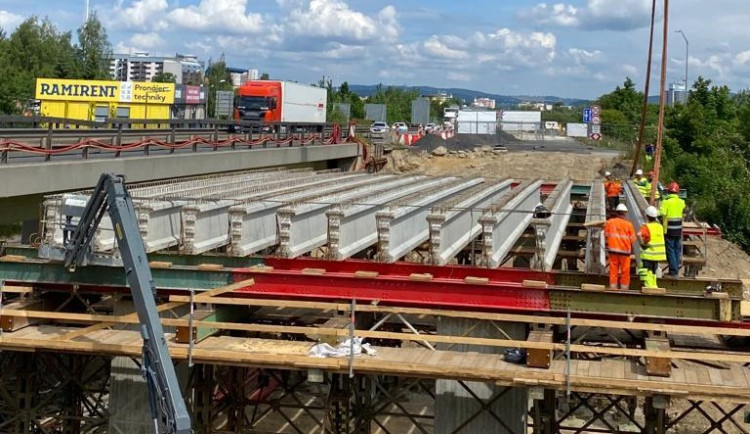 Kvůli opravě mostů se ve středu opět uzavře Doubská ulice