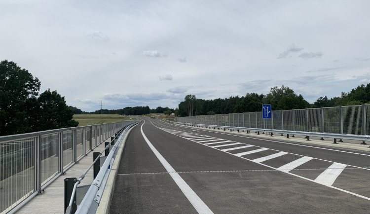 Dolní Lhota má obchvat. Cesta do Jindřichova Hradce bude bezpečnější