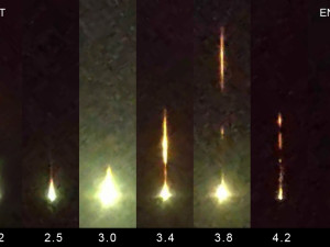 Výřezy z detailního videozáznamu bolidu EN260623_204511 pořízeného rychlonaváděcím systémem FIPS na observatoři v Ondřejově. Tento záznam slouží k podrobnějšímu zkoumání fragmentace meteoroidu. Relativní čas pro jednotlivé snímky je vztažen k absolutnímu