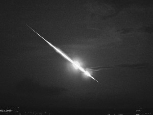 Složený snímek bolidu EN260623_204511 z videozáznamu pořízeného videokamerou na observatoři v Ondřejově (foto: Astronomický ústav AV ČR).