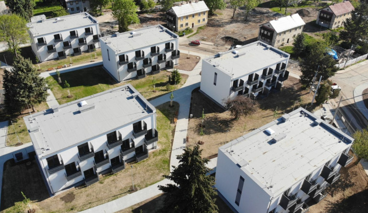 Loni město Plzeň dokončilo stavbu těchto 18 nových třípodlažních domů v lokalitě Zátiší
